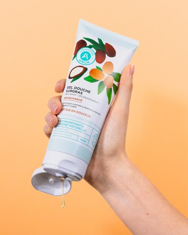 gel douche karite argan dans main