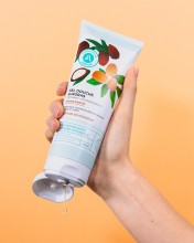 gel douche karite argan dans main